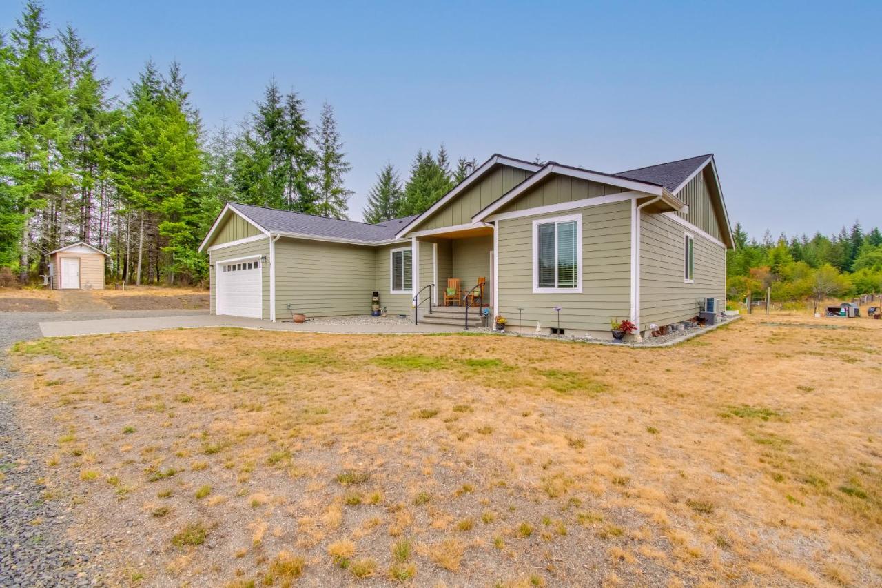 Peaceful Shelton Home With Spacious Yard And Fire Pit! Exterior photo